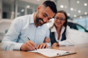 Business professional signing a contract with a consultant, representing companies in Dallas choosing Delio Vending & Coffee Services.